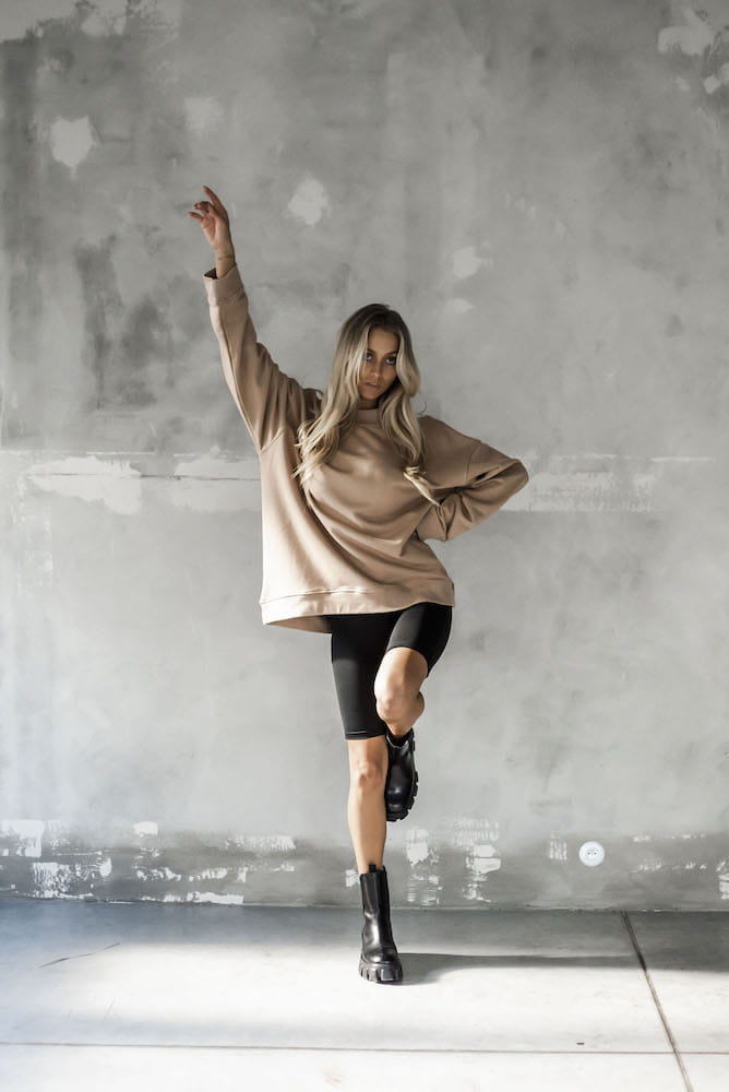 Kolarki damskie jako baza luźnej stylizacji oversize