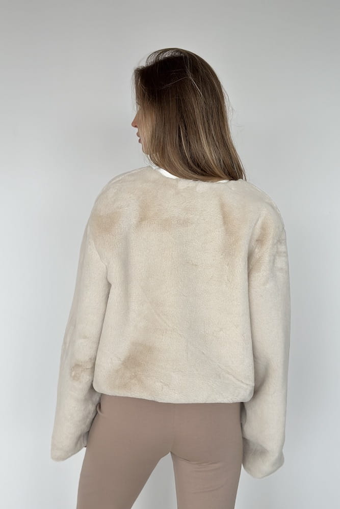 Futerko damskie off white - detal faktury i wykończenia materiału