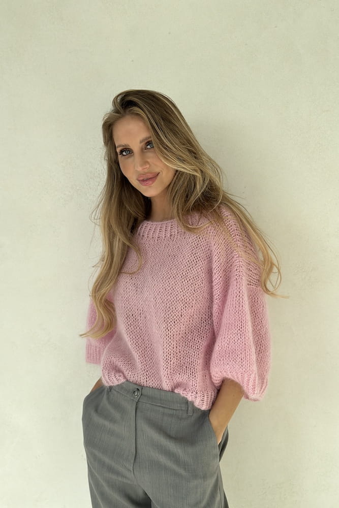 Różowy sweter PG Clothes x Sirka do stylizacji w jasnej kolorystyce
