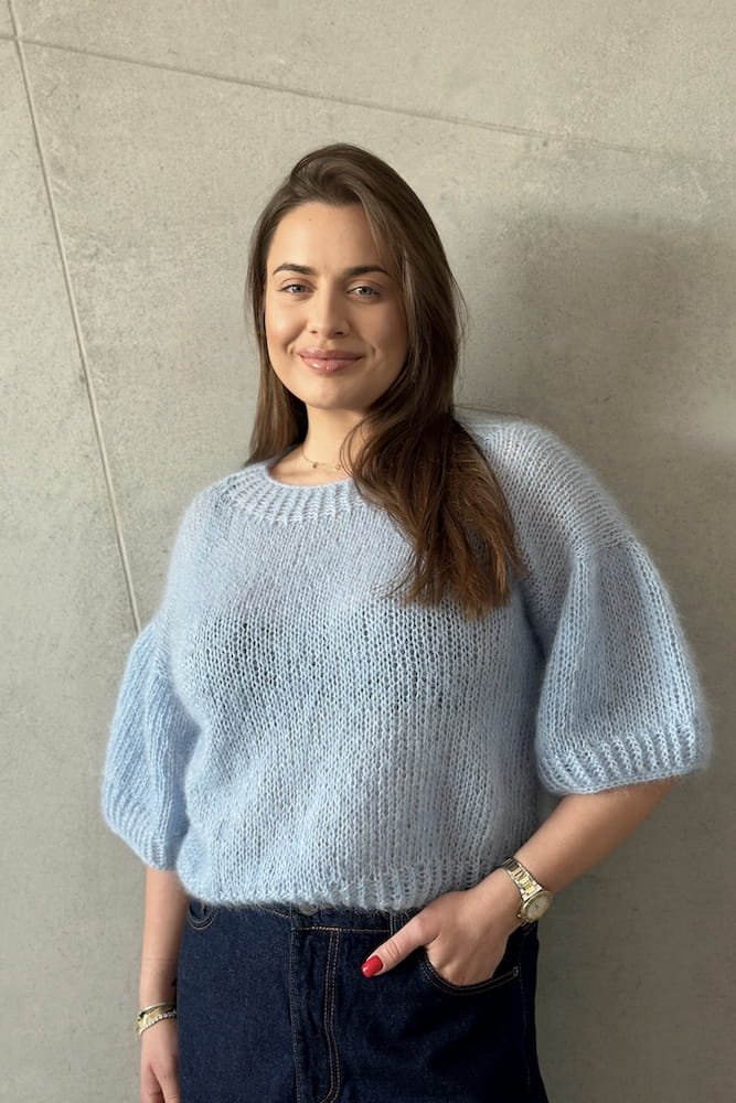 Niebieski sweter PG Clothes x Sirka jako kolorystyczny akcent garderoby