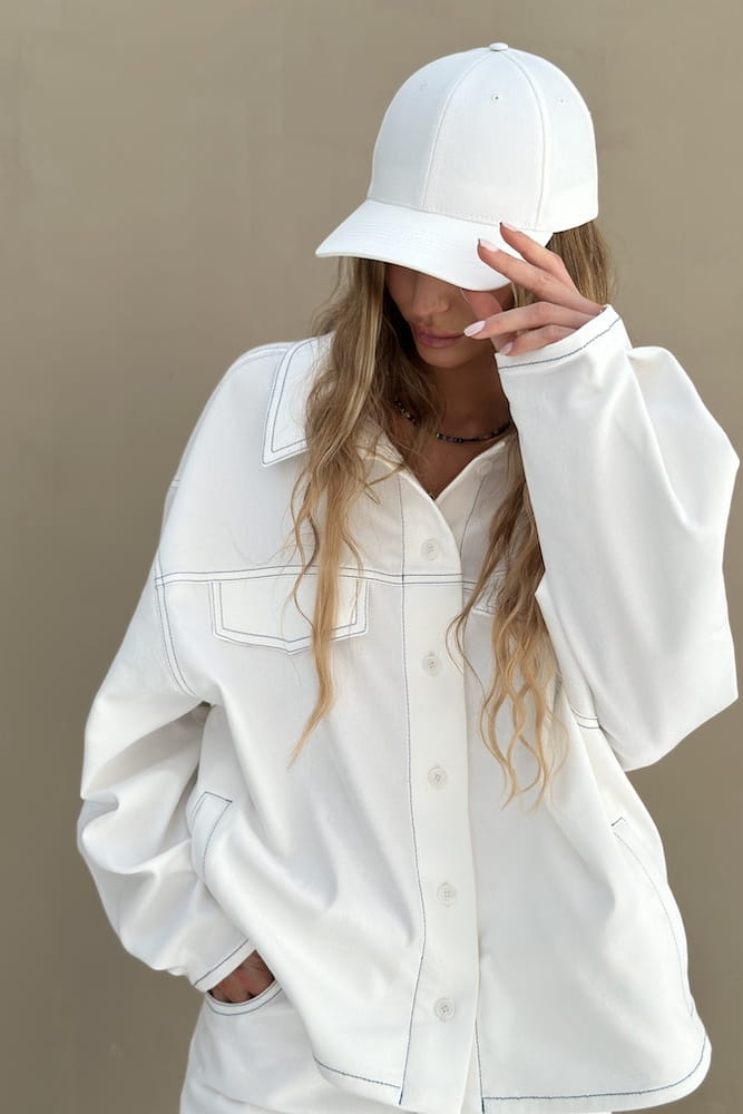 Jasny denim w stylizacjach damskich - kurtka jeansowa