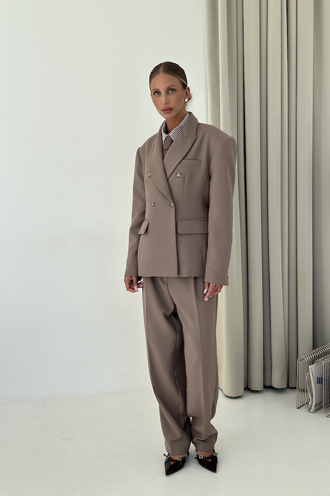 Garnitur Scarlet w kolorze mocca do eleganckiego stroju na targi