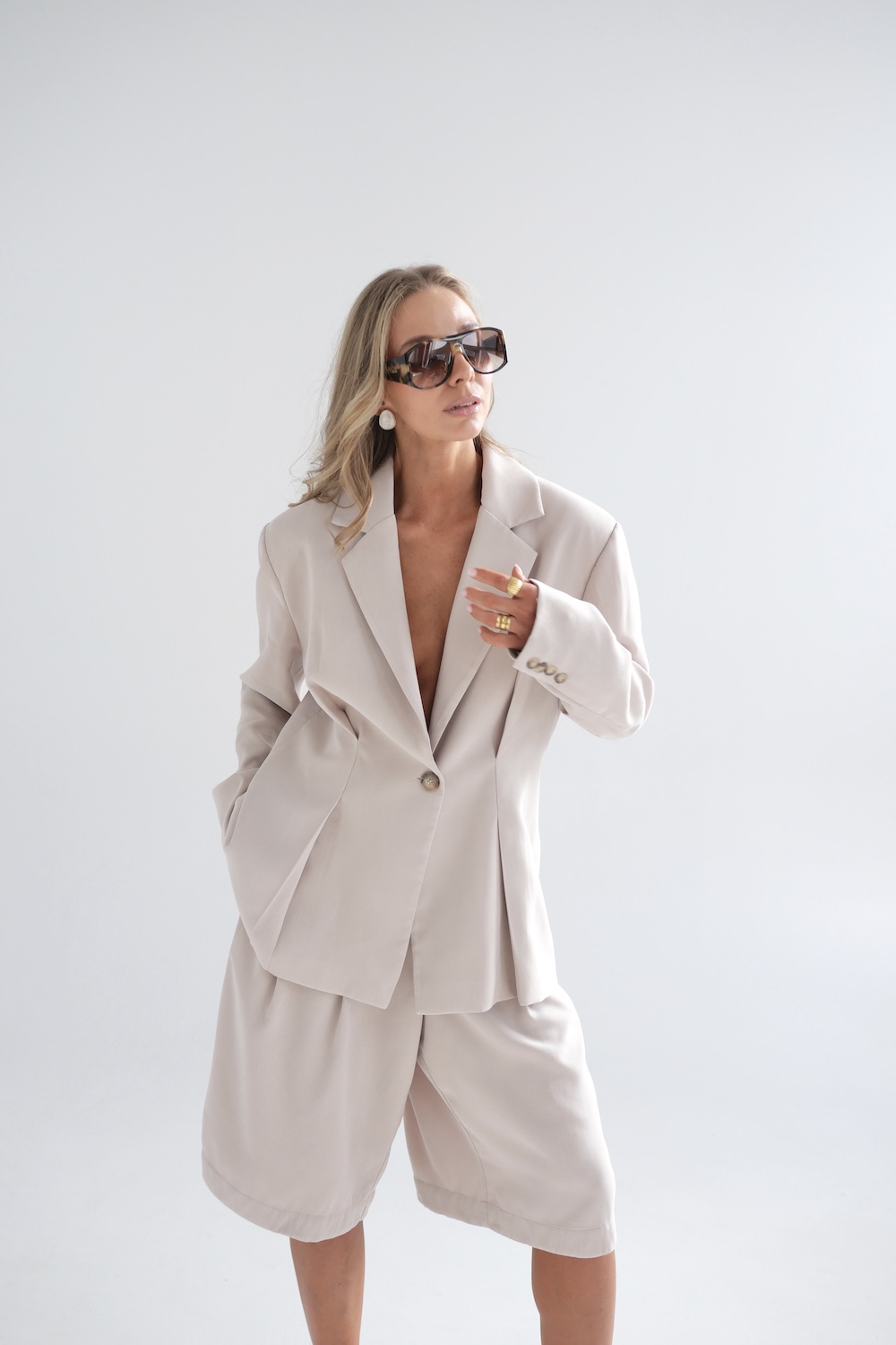 Beżowy garnitur Nicole do garderoby kapsułowej businesswoman