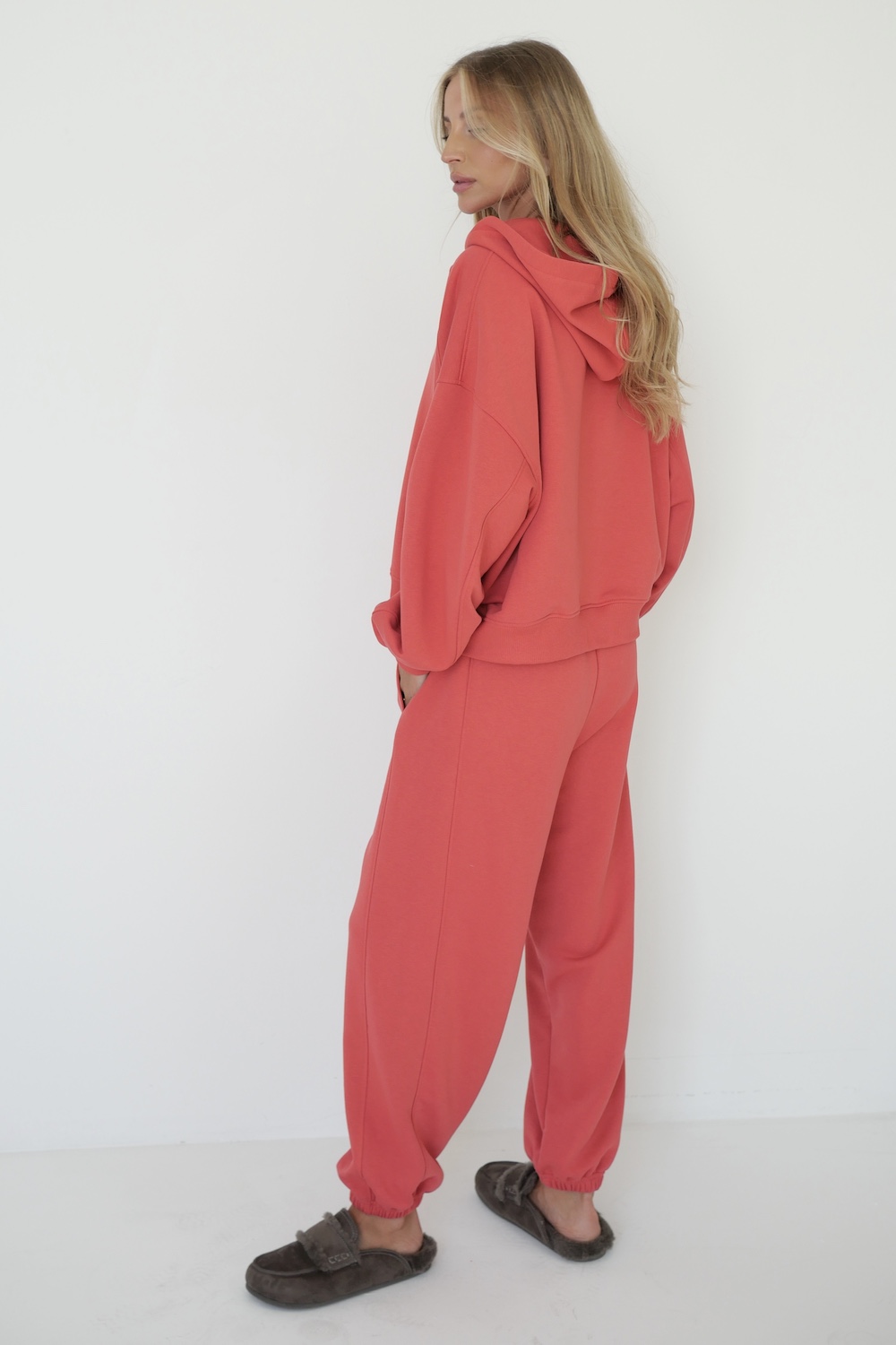 Dres Iga cranberry - drugie ujęcie